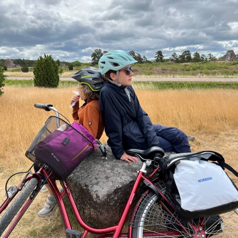 Snack break in Bomarsund, picture: Ilona Pylvaenaeinen