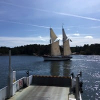 Schiff fährt durch Embarsund