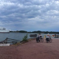 Pyöräilijät odottamassa Kökarsin lauttaa, kuva: Jenni Avellán-Jansson