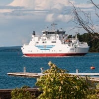 M/S Skarven kulkee Föglön ja Svinön välillä., kuva: Ralf Roletschek