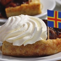 Åland pancake with whipped cream and plum jam